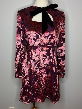 Hope & Ivy - Red The Dolly Devore Velvet Skater Dress With Ribbon Tie Neck